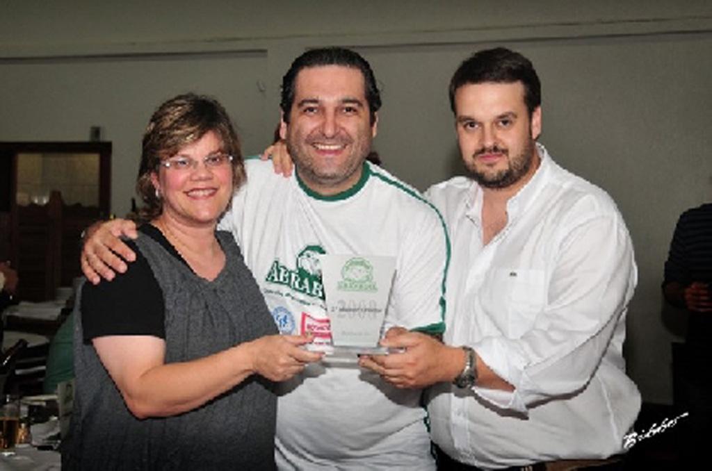 Entrega do Troféu de 3º Melhor Criador Abrabull, feita pelo 