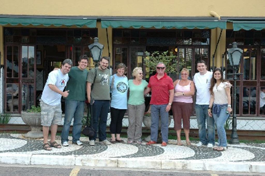 Amigos, criadores e árbitros em frente ao 